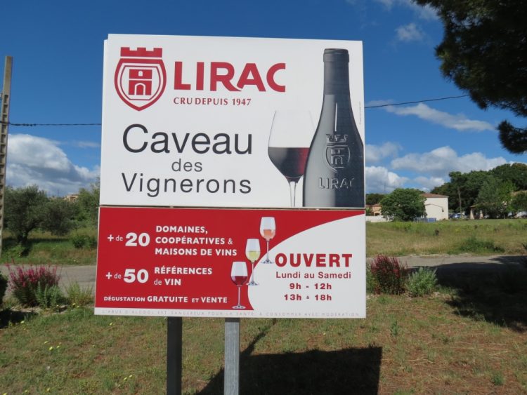 Nyheder: Reklameskilt uden for Lirac i det sydlige Rhône.