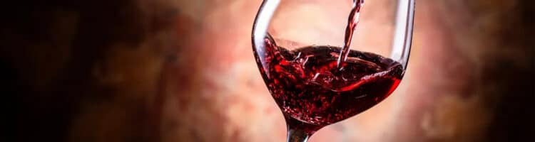 Vin hældes i glas